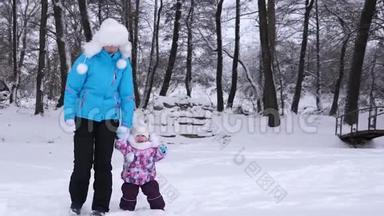<strong>妈妈</strong>牵着幸福的小女儿的手，沿着雪道走。 宝宝和<strong>妈妈</strong>在冬天散步.. <strong>妈妈</strong>带着孩子